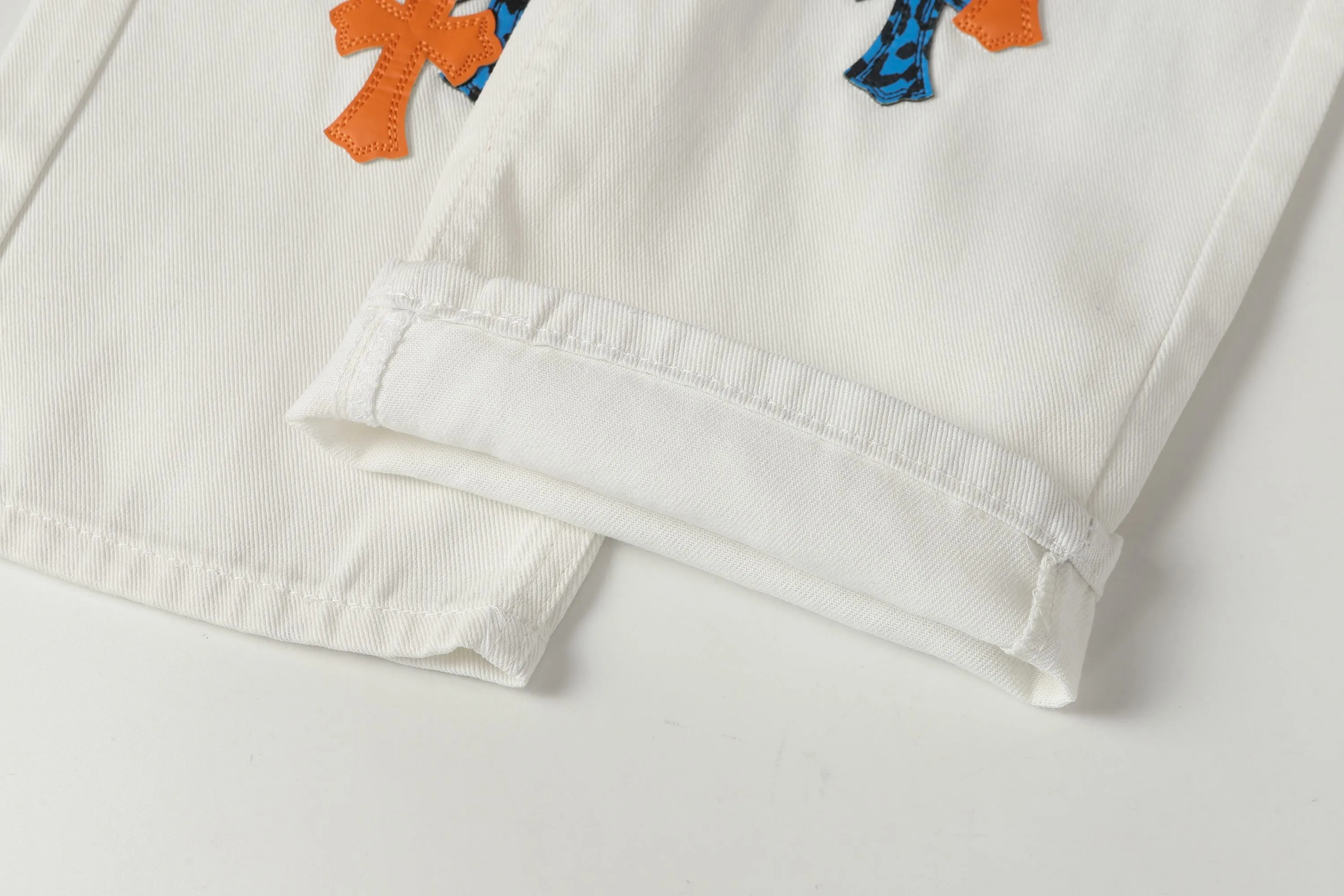P280 -Chrome Hearts/Chrome Hearts 25ss classic white cow series colored leather cross washed color cloth unisex denim trousers -Vibe style straight stacked god-level version -carbon fine bias denim color cloth -old vintage complete set of hardware - Chrome Hearts white cow series The high version uses high-ounce custom fabrics, fermentation washing and soft color fixation, soft and thick to wear, the details are all hand-polished and manufactured with craftsmanship, all-over jacquard fabrics, unique design style After multiple processes to create a full retro feel, a niche and unique non-contrast shirt, custom-made distressed spray-painted buttons, every detail is crafted with craftsmanship. Color: Picture color Code number: 28-36
